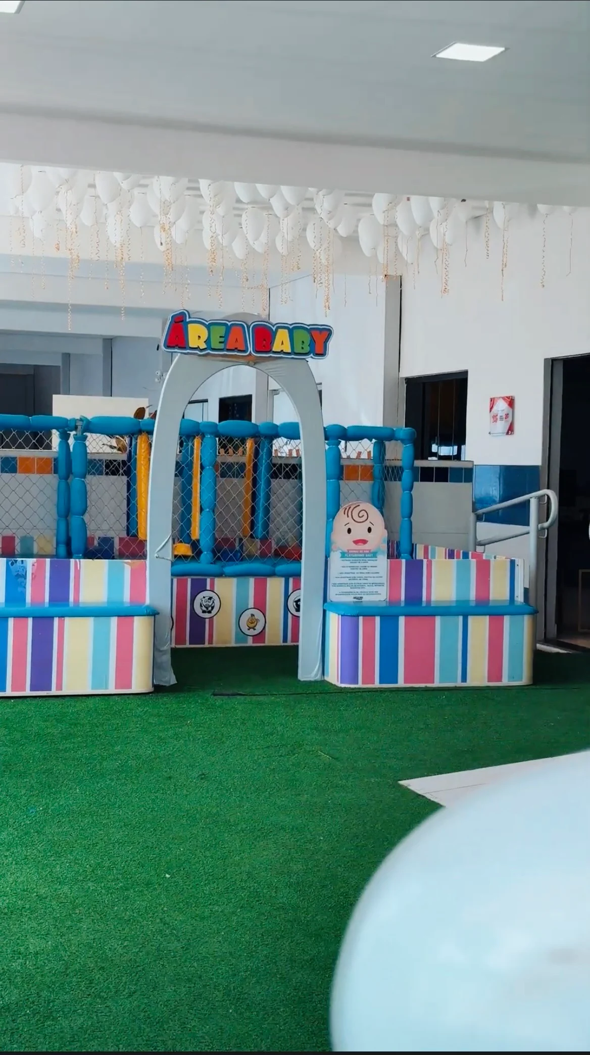 Área Baby com brinquedos e piso em grama na Mackedu School