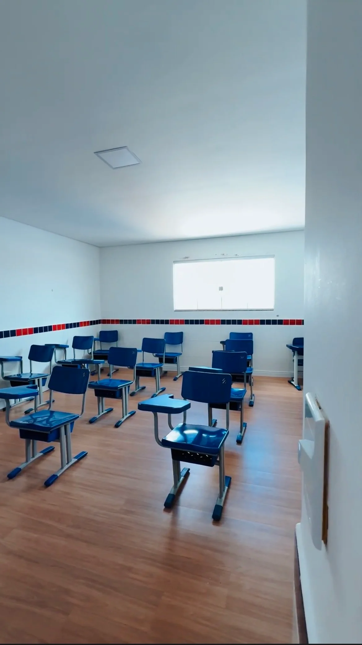 Sala de aula organizada da Mackedu School